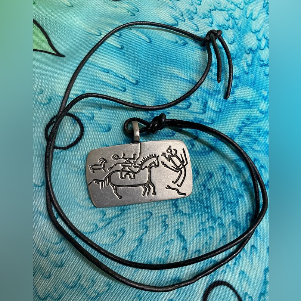 📿 Vintage 1998 Urban Fetishes Petroglyph Pendant Necklace